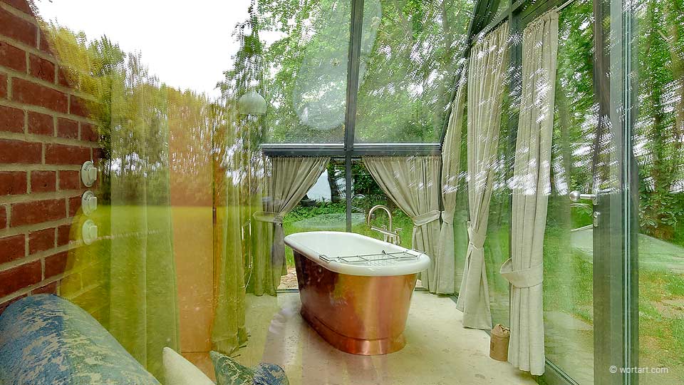 Badehäuschen Weissenhaus, Außen-Innen-Blick zum Wannenbad