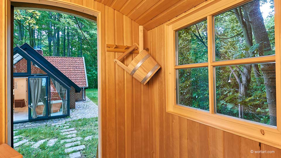 Sauna-Interieur im historischen Badekarren