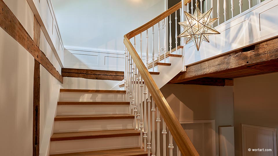 filigrane neue Treppe korrespondiert mit Wandpanelen und Eichenfachwerk